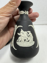 Cargar imagen en el visor de la galería, Vintage Pair Wedgwood Black Jasperware Neoclassical Cameo Bud Vases England