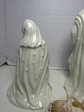 Charger l'image dans la galerie, Vintage Bon Ton Jade 3-piece porcelain nativity set figurines