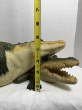 Charger l'image dans la galerie, Large Realistic Resin Alligator Garden Statue — Lifelike Outdoor Figurine
