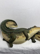 Charger l'image dans la galerie, Large Realistic Resin Alligator Garden Statue — Lifelike Outdoor Figurine