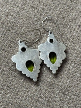 Load image into Gallery viewer, VINTAGE STERLING SILVER PERIDOT STONE DANGLE EARRINGS
