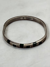 Load image into Gallery viewer, Vintage Taxco Mexico 925 Sterling Silver Malachite Hinged Bangle Bracelet