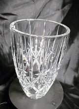 गैलरी व्यूवर में इमेज लोड करें, Marquis by Waterford 9.5" Vertical Starburst Cut Crystal Vase – Brilliant Elegance in Glass