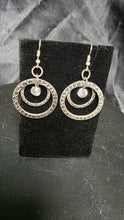 Cargar imagen en el visor de la galería, Vintage Silver-Tone Concentric Circle Drop Earrings with Crystal Accent
