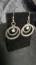 Cargar imagen en el visor de la galería, Vintage Silver-Tone Concentric Circle Drop Earrings with Crystal Accent
