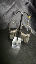 Cargar imagen en el visor de la galería, Vintage Silver-Tone Hoop Earrings with Feather Charms & Wire Wrap Accents