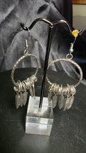 Cargar imagen en el visor de la galería, Vintage Silver-Tone Hoop Earrings with Feather Charms & Wire Wrap Accents