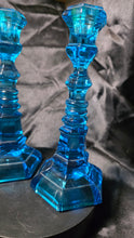 गैलरी व्यूवर में इमेज लोड करें, Pair of Fostoria “Henry Ford Museum” Copper Blue Argus Candlesticks – Mid-Century Glass Art Pair