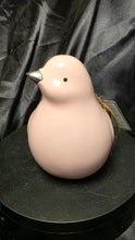 Cargar imagen en el visor de la galería, GC Naturals Pink Ceramic Aroma Bird Sachet Holder Silver Beak Decor