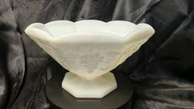 गैलरी व्यूवर में इमेज लोड करें, Vintage Anchor Hocking Harvest Grape Pedestal Milk Glass Bowl