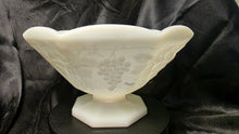गैलरी व्यूवर में इमेज लोड करें, Vintage Anchor Hocking Harvest Grape Pedestal Milk Glass Bowl