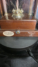 将图片加载到图库查看器,Vintage Commodore Quartz Mantel Clock Wood Cabinet Rotating Pendulum
