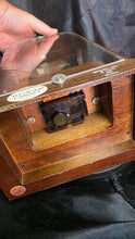 将图片加载到图库查看器,Vintage Commodore Quartz Mantel Clock Wood Cabinet Rotating Pendulum