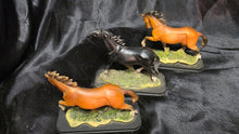 将图片加载到图库查看器,Vintage Horse Figurines Set of 3 Black Stallion & Running Colts Resin Display