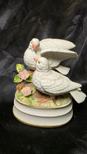 将图片加载到图库查看器,Vintage Towle Fine Porcelain Dove Music Box Japan Sankyo Movement