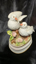 将图片加载到图库查看器,Vintage Towle Fine Porcelain Dove Music Box Japan Sankyo Movement