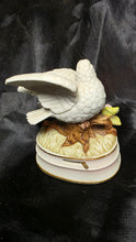 将图片加载到图库查看器,Vintage Towle Fine Porcelain Dove Music Box Japan Sankyo Movement