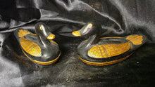 Charger l'image dans la galerie, Vintage Hand Carved Black & Gold Lacquerware Duck Trinket Boxes Pair