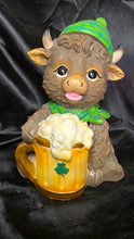 将图片加载到图库查看器,Highland Cow Holding Beer Mug Figurine Scottish Pub Farmhouse Decor