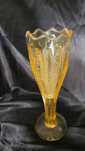 गैलरी व्यूवर में इमेज लोड करें, Vintage Yellow Pressed Glass Pedestal Bud Vase Scalloped Rim Diamond Pattern