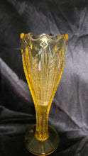 गैलरी व्यूवर में इमेज लोड करें, Vintage Yellow Pressed Glass Pedestal Bud Vase Scalloped Rim Diamond Pattern