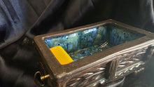 Cargar imagen en el visor de la galería, Vintage 1972 Evie Pottery Music Box by Anne's – Handcrafted Lidded Ceramic Trinket Box – Plays "Raindrops Keep Fallin' on My Head"