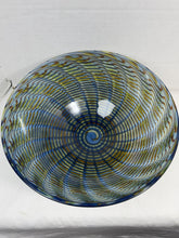 गैलरी व्यूवर में इमेज लोड करें, Vintage Kosta Boda Atoll Peacock Art Glass Bowl Bertil Vallien Sweden Signed