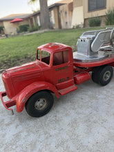 Cargar imagen en el visor de la galería, Vintage Smith Miller 1950s Mack SMFD No 3 Aerial Ladder Fire Truck Pressed Steel