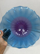 Charger l'image dans la galerie, 2002 Signed Seasholtz Studio Art Glass Amethyst Blue Ruffled Pedestal Bowl