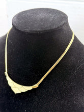 गैलरी व्यूवर में इमेज लोड करें, Vintage Signed Monet Gold Tone Ivory Enamel Scalloped Choker Necklace
