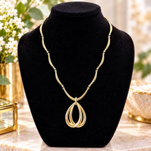 गैलरी व्यूवर में इमेज लोड करें, Vintage Crown Trifari Gold-Toned Triple Teardrop Pendant Necklace Signed