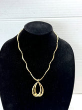 गैलरी व्यूवर में इमेज लोड करें, Vintage Crown Trifari Gold-Toned Triple Teardrop Pendant Necklace Signed