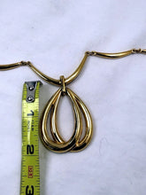 गैलरी व्यूवर में इमेज लोड करें, Vintage Crown Trifari Gold-Toned Triple Teardrop Pendant Necklace Signed