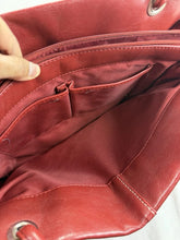 गैलरी व्यूवर में इमेज लोड करें, Sag Harbor Vintage Red Faux Leather Glossy Shoulder Tote Bag Large Zip