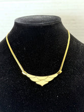गैलरी व्यूवर में इमेज लोड करें, Vintage Signed Monet Gold Tone Ivory Enamel Scalloped Choker Necklace