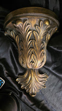 Charger l'image dans la galerie, Hollywood Regency Neoclassical Acanthus Leaf Wall Corbel Display Shelf Gold Gilt
