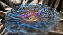 Charger l'image dans la galerie, 2002 Signed Seasholtz Studio Art Glass Amethyst Blue Ruffled Pedestal Bowl