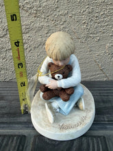 Charger l'image dans la galerie, 1999 Frances Hook Bear Hug Porcelain Figurine A Child's World Collection