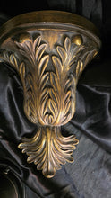 Charger l'image dans la galerie, Hollywood Regency Neoclassical Acanthus Leaf Wall Corbel Display Shelf Gold Gilt