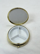 गैलरी व्यूवर में इमेज लोड करें, Vintage 1950s Retro Gold Silver Starburst Metal Compact Pill Case USA