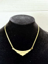 गैलरी व्यूवर में इमेज लोड करें, Vintage Signed Monet Gold Tone Ivory Enamel Scalloped Choker Necklace