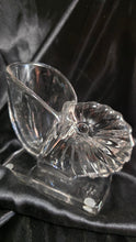 Charger l'image dans la galerie, Vintage New Martinsville Nautilus Shell Glass Bookend Vase Pair Art Deco