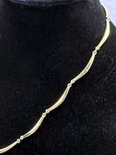 गैलरी व्यूवर में इमेज लोड करें, Vintage Crown Trifari Gold-Toned Triple Teardrop Pendant Necklace Signed