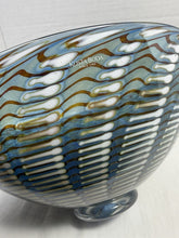 गैलरी व्यूवर में इमेज लोड करें, Vintage Kosta Boda Atoll Peacock Art Glass Bowl Bertil Vallien Sweden Signed