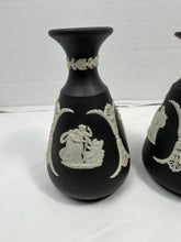 Cargar imagen en el visor de la galería, Vintage Pair Wedgwood Black Jasperware Neoclassical Cameo Bud Vases England