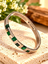 Load image into Gallery viewer, Vintage Taxco Mexico 925 Sterling Silver Malachite Hinged Bangle Bracelet