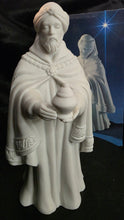 将图片加载到图库查看器,1981 Avon Exclusive Nativity Figurine – The Magi Bearing Gifts (Balthazar)