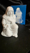 将图片加载到图库查看器,Avon Nativity – “The Innkeeper” Matte Bisque Porcelain Figurine with Box