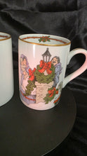 将图片加载到图库查看器,Fitz & Floyd “Deck the Halls” Christmas Mugs (Set of 2) – Lamppost & Wreath Scene – 1982/83 Japan Porcelain with Gold Trim