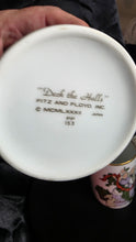Cargar imagen en el visor de la galería, Vintage Fitz & Floyd “Deck the Halls” Christmas Porcelain Mug Pair – 1983 Japan – Gold Trim – Discontinued